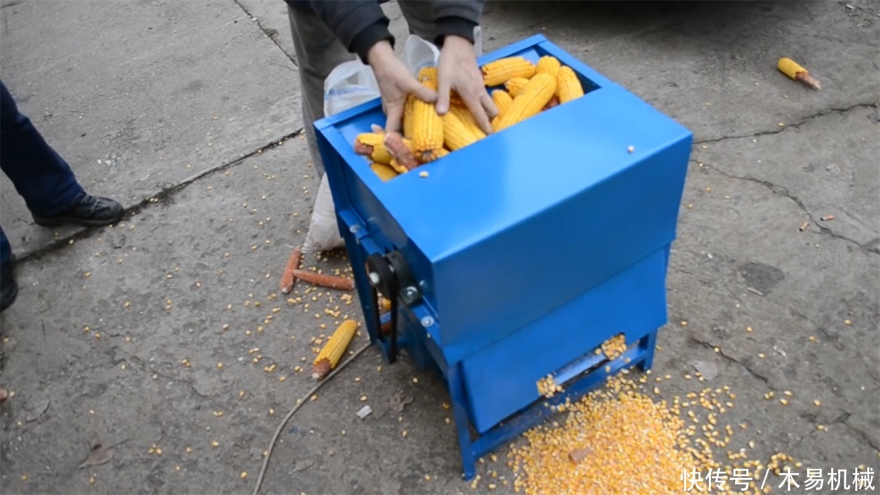 非洲小哥发明“自行车”剥玉米机，造价10元，一天剥5亩玉米