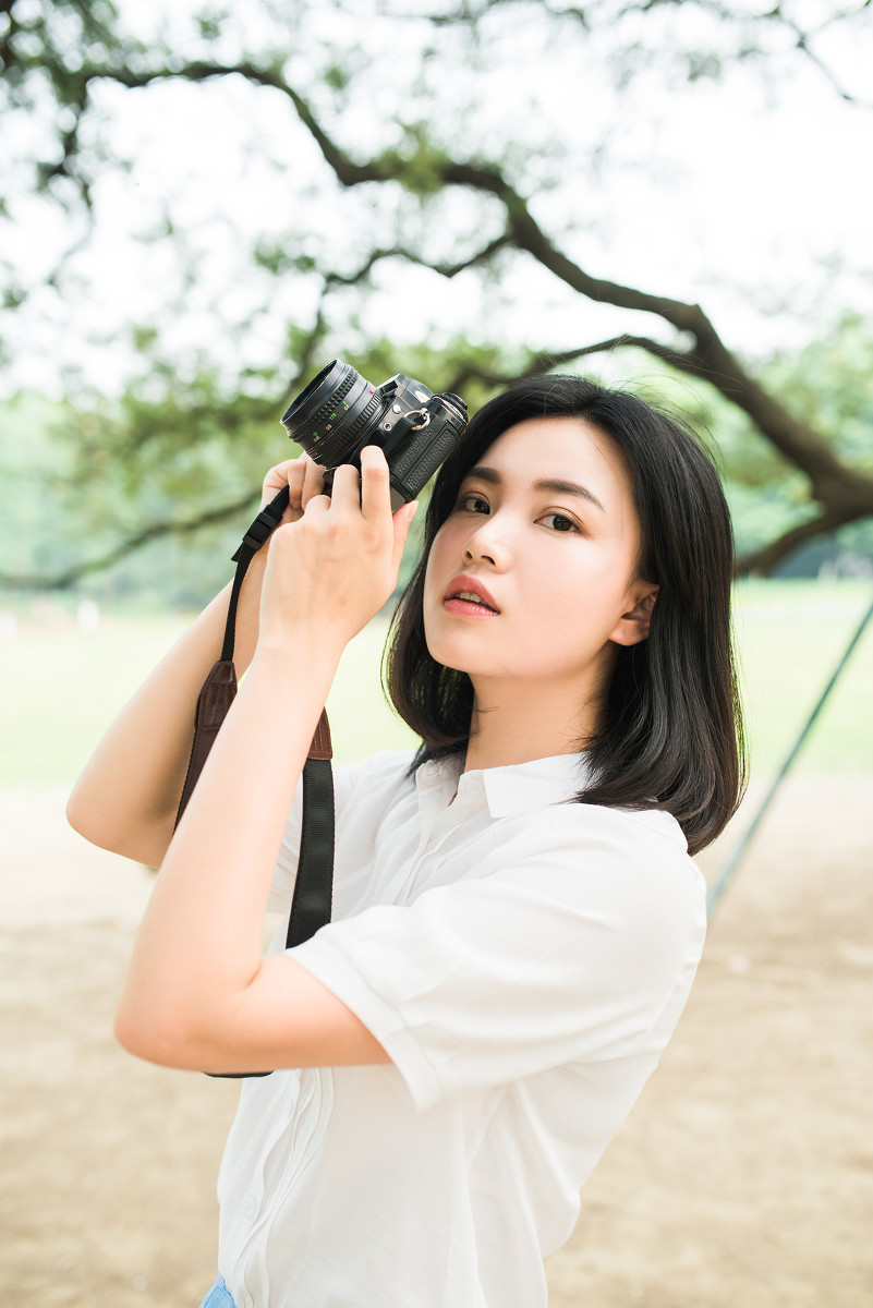 穿白衬衫的短发素颜大眼女孩写真