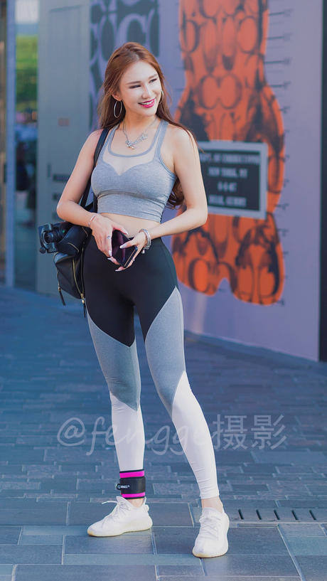 街拍: 穿紧身瑜伽裤的小美女, 身材真棒, 好像还是个小明星呢