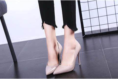 细微纹亮皮与酒杯跟结合的高跟鞋，性感又成熟