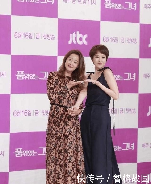 『裸色』号称“第一美女”的她,裸色印花连衣裙配长卷发,果然美得不一般