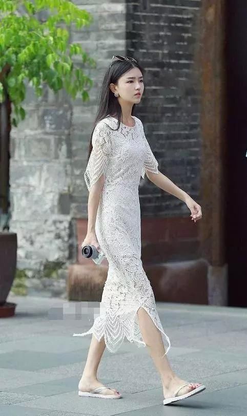 街拍：充满夏日风情的吊带上衣搭配黑色超短裤，很是凸显身材