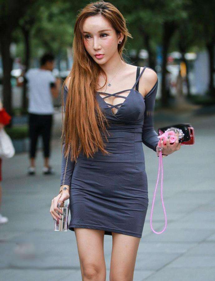 街拍: 丰满身材的妹子穿紧身包臀裙, 一切都那么的清晰
