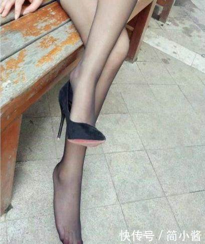 优雅的尖头细跟，完美的衬托了女性的好身材，呈现完美的小腿曲线