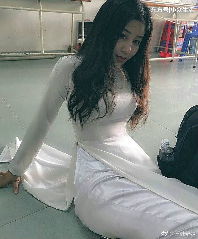 街拍:穿汉服的小姐姐，丝滑真丝面前，好身材“原形毕露”!