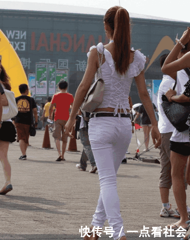 男子火车站送人，街拍到一个美女，气质和脸蛋都不输旁人！