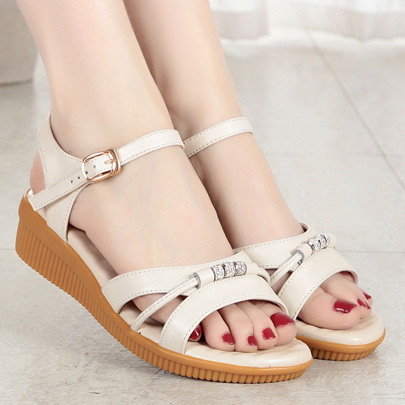 就在前不久!刚上市就火爆的女鞋，高级又显嫩，三伏天这么穿才美