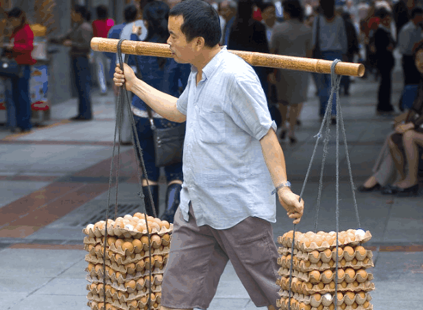 越南美女来中国旅游，看到街头情侣的这一幕，表示很难理解！