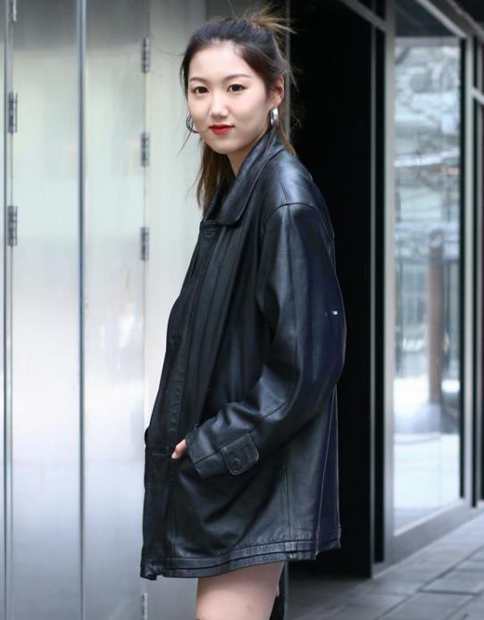  [美女]街拍：天生丽质的美女，一件紫色背心配黑色运动裤，青春活力气质