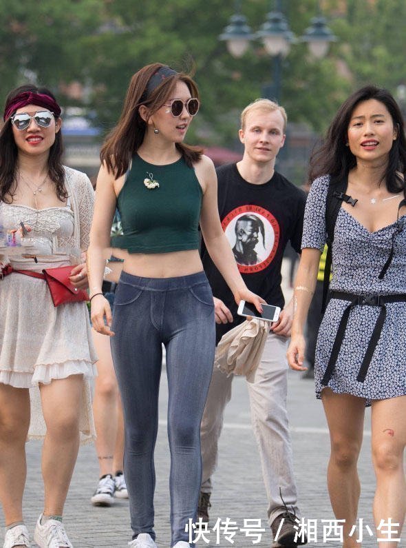 街拍：身材性感窈窕的气质美女，紧身套装的搭配，呈现出完美的曲