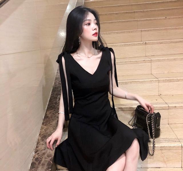 小黑裙随意一款，轻奢聚会的必然吸睛，美而不俗才是经典!