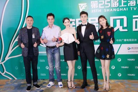 『 开叉』大开叉长裙性感，红色衬衫配A字裙时尚减龄，37岁高露终于变了