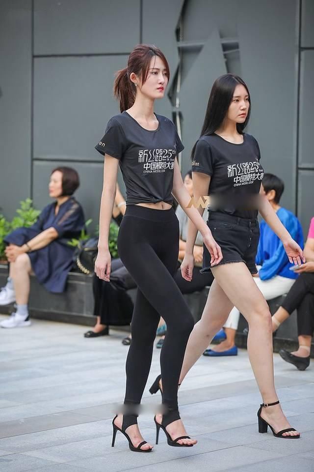 街拍丨小姐姐穿着太性感太火辣了，估计没有几个敢这么穿