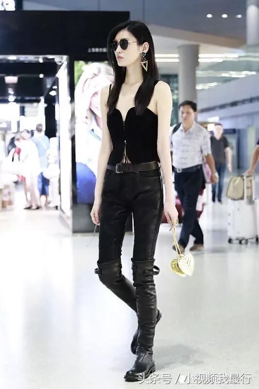 超模奚梦瑶穿天价吊带“露肉”却不风尘，因为她是平胸