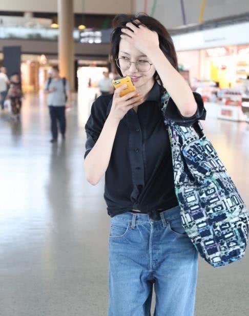 郑爽卡通T恤配大花裤子，这么土的搭配别人根本扛不住啊！