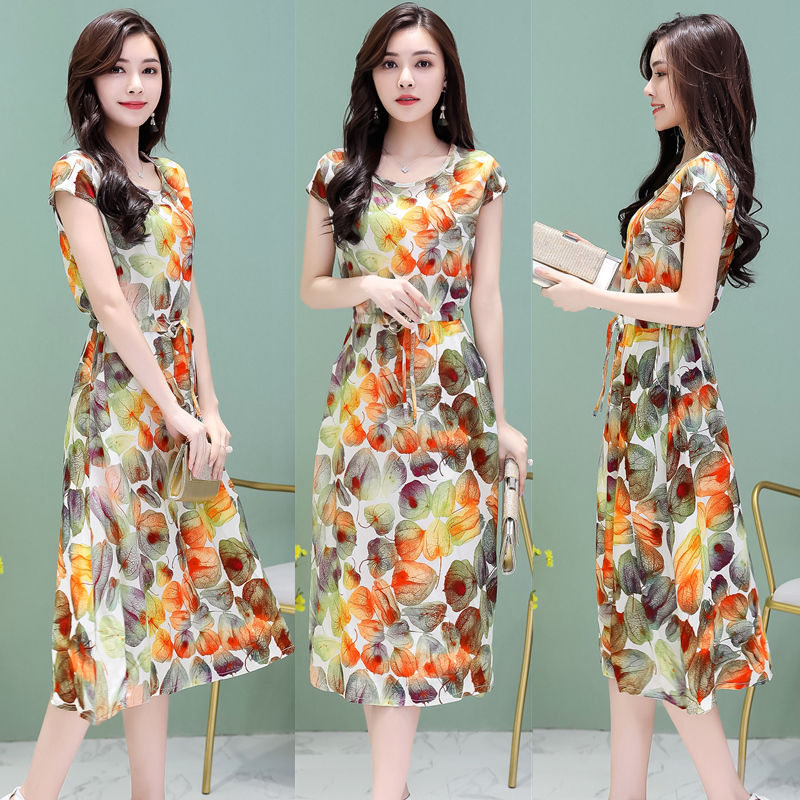 身材不错的女人，建议多穿这样的裙子，穿出小蛮腰尽显女人味