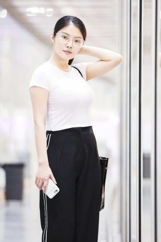 徐冬冬发福了? 竟把自己打扮成“大妈”, 该减肥了!