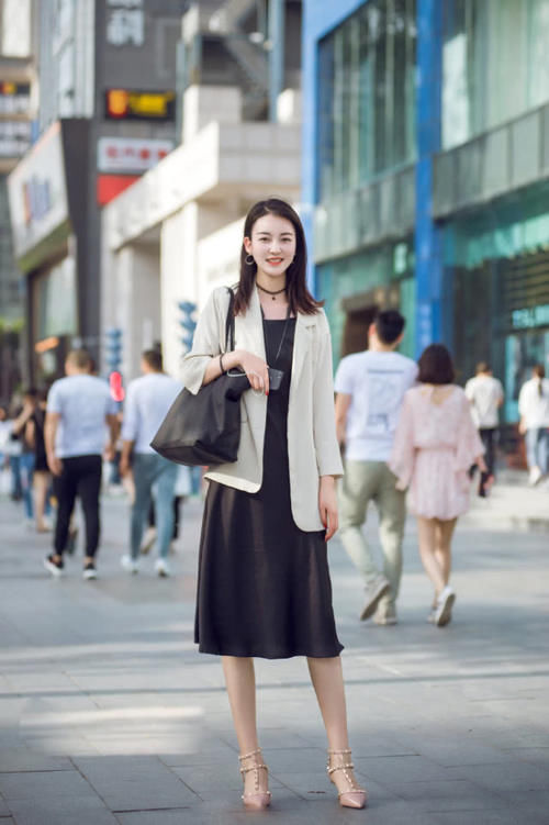  【位小姐姐】街拍：高颜值美女配黑色穿搭，穿出高级感，最后一个撞脸明星！