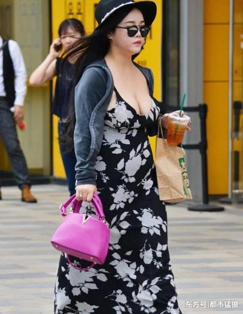 街拍: 丰硕碎花裙辣妈, 身姿浑圆领口深, 有种富态的感觉!