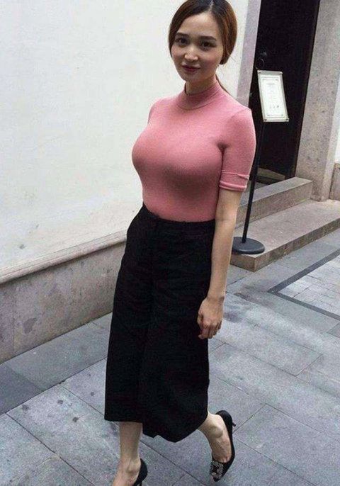「短袖」时尚街拍:吊带紧身短袖展现完美身材,窈窕曲线魅力十足