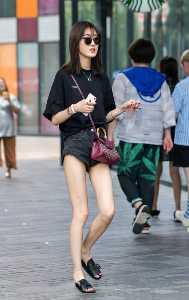 美女|路人街拍,美女白色瑜伽裤搭配粉红色短袖,呈现女人魅力