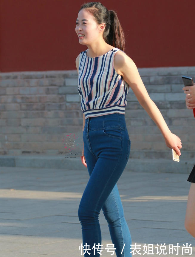 气质小姐姐紧身牛仔裤裹出饱满线条，一个优雅的弯腰很有心机