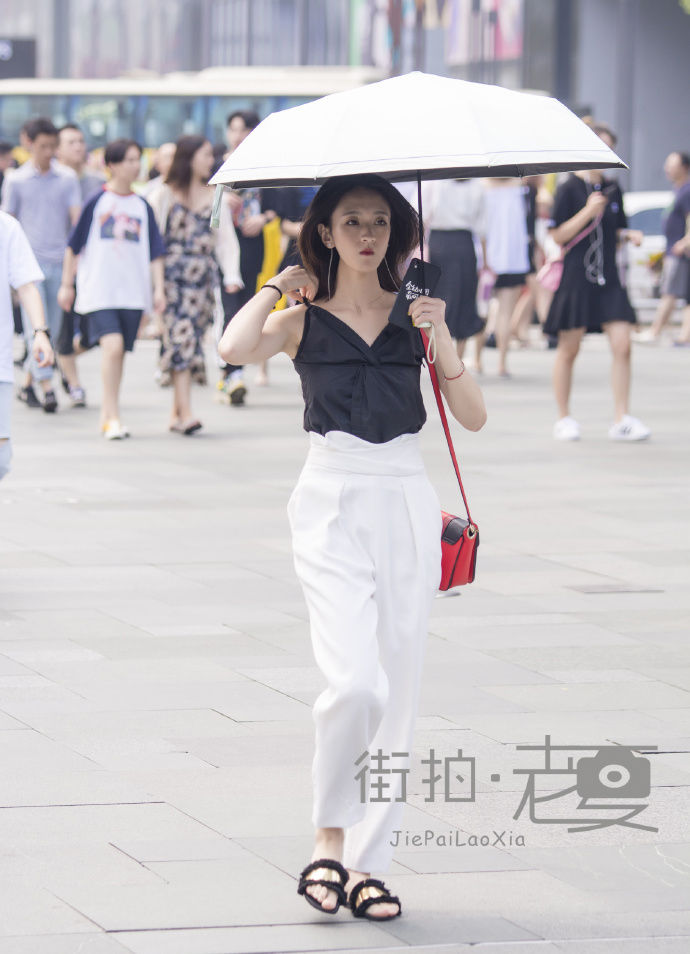 街拍北京:夏季受欢迎的时尚穿搭，尽显优雅婉约与高挑窈窕