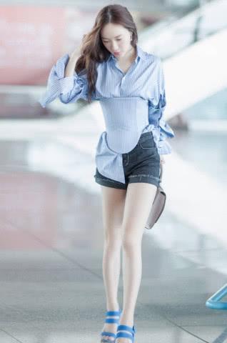 霍思燕尴尬了，穿一双裸色高跟鞋，竟显得脚面比小腿还长！