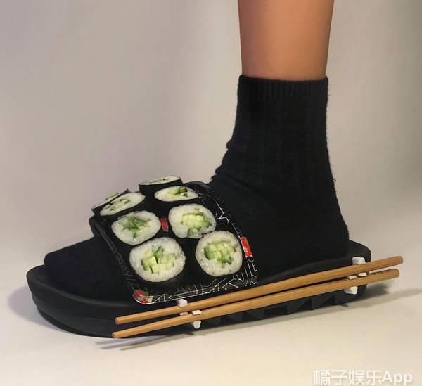 设计师■LadyGaga五花肉套装见过吗?还有方便面链条包,穿着都能去涮火锅了