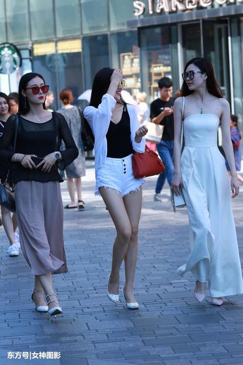 街拍美女:妙龄女郎的时尚秀,个个优雅迷人!
