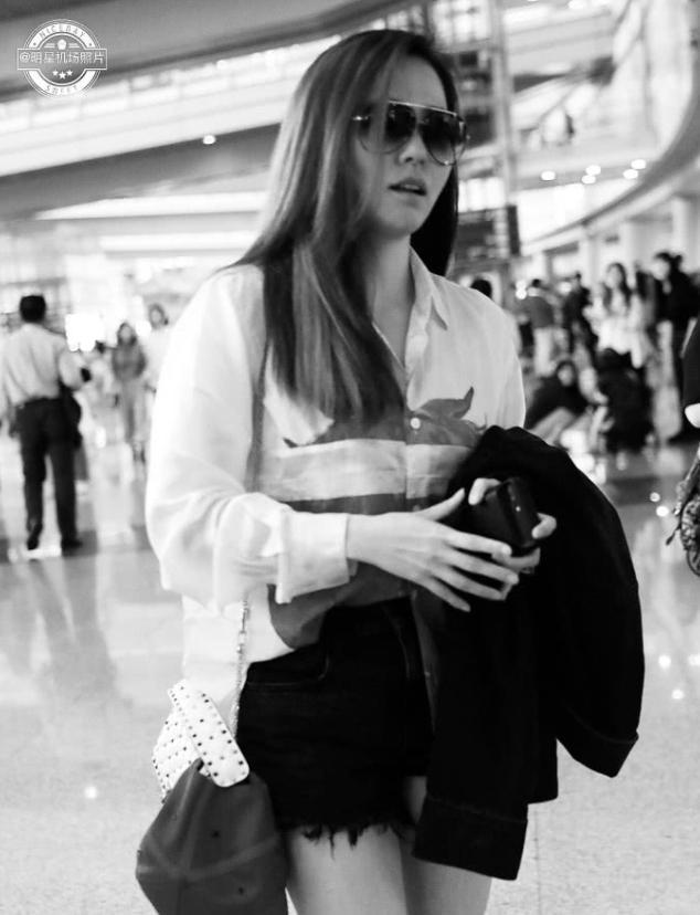 张靓颖好猛！短裤烂成“三角裤”也还敢穿，网友：为了出名拼了！