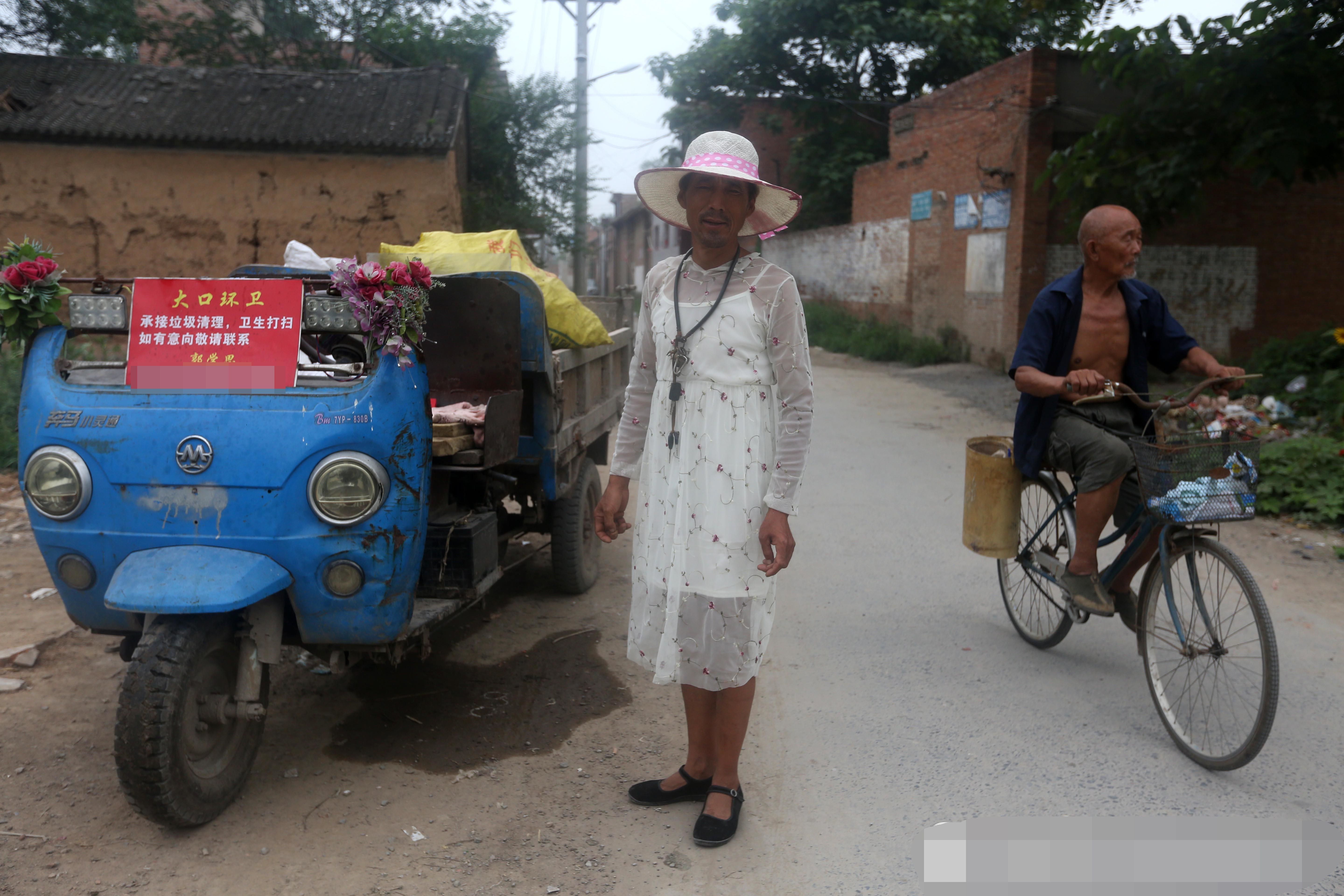 51岁男子每天穿漂亮裙子 拉垃圾攒钱欲做变性手术