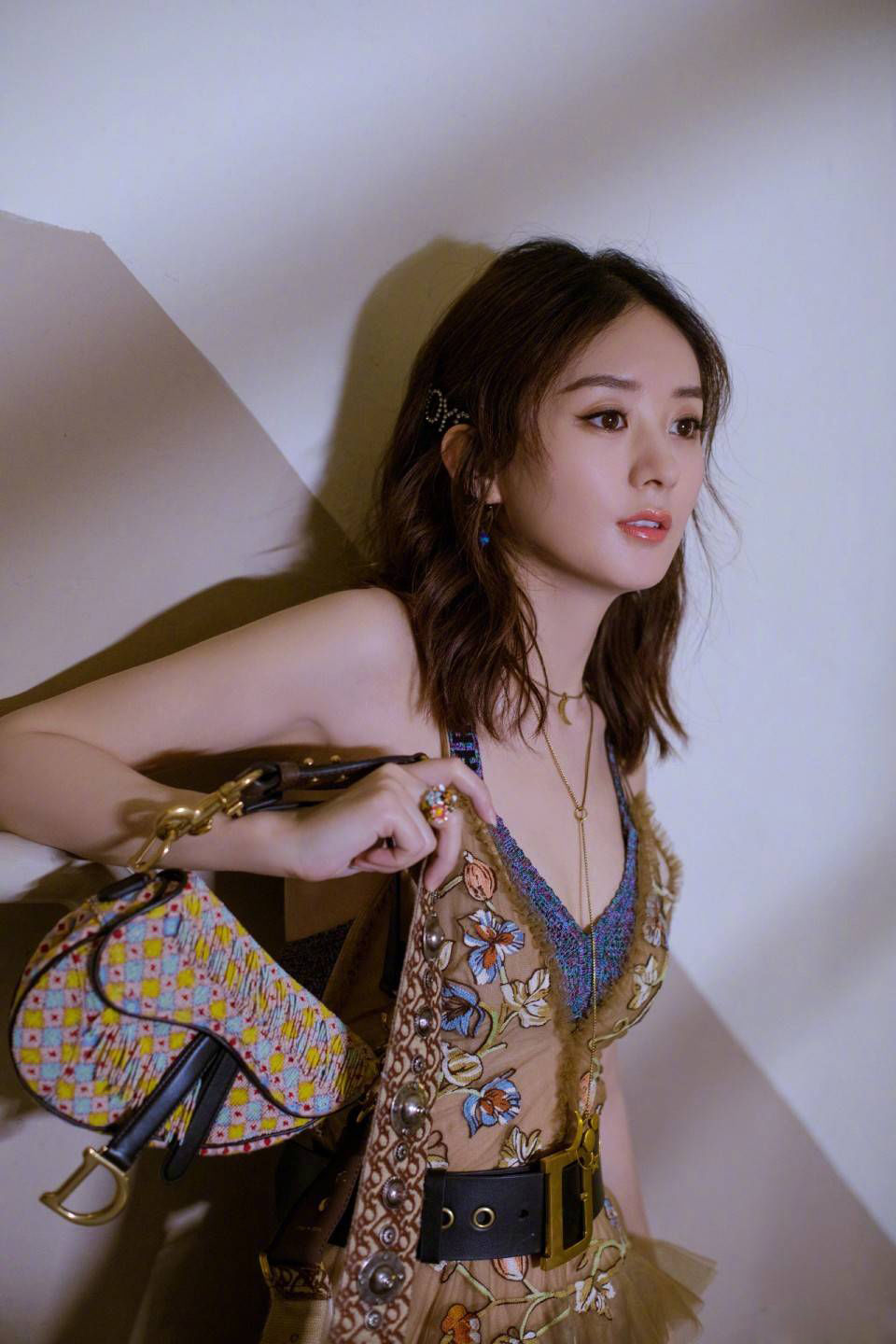 赵丽颖力破传闻，优雅现身时尚活动，身材依然清瘦