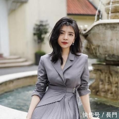  #特别#又被三木的穿搭圈粉了，穿西装百褶裙时髦又大方