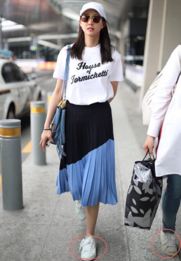 张钧蜜一身清爽穿扮亮相，脚下的鞋子亮了，这么干净是怎么办到的