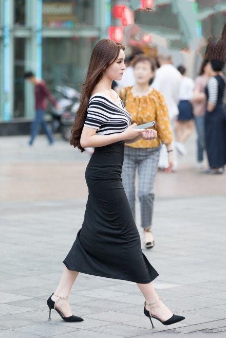 皮皮虾街拍 美女白色抹胸包臀裙，整体风格既淡雅又干净!喜欢吗