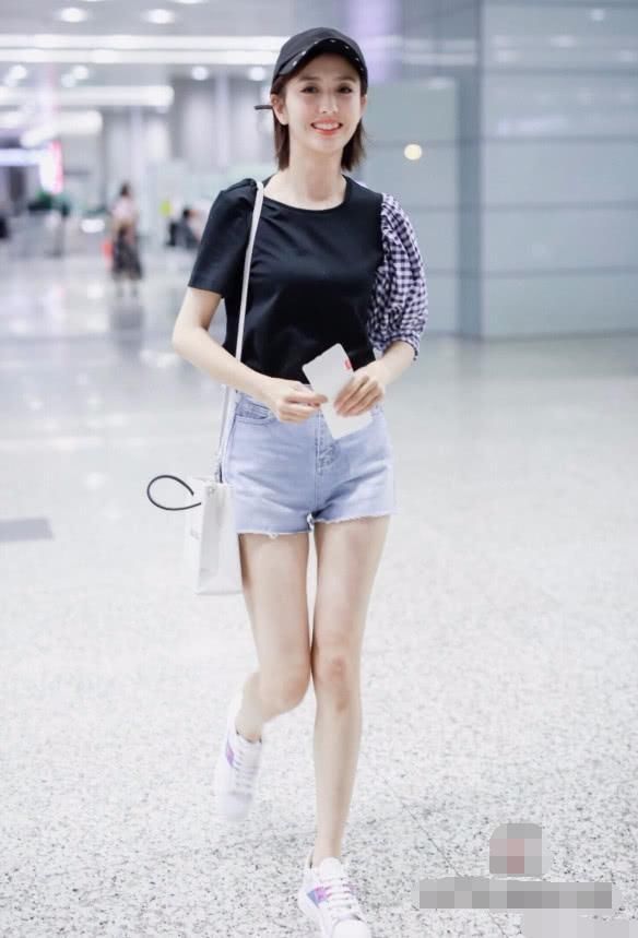 佟丽娅太节俭了!把“购物袋”系一根绳子当包背，解锁另类时尚!