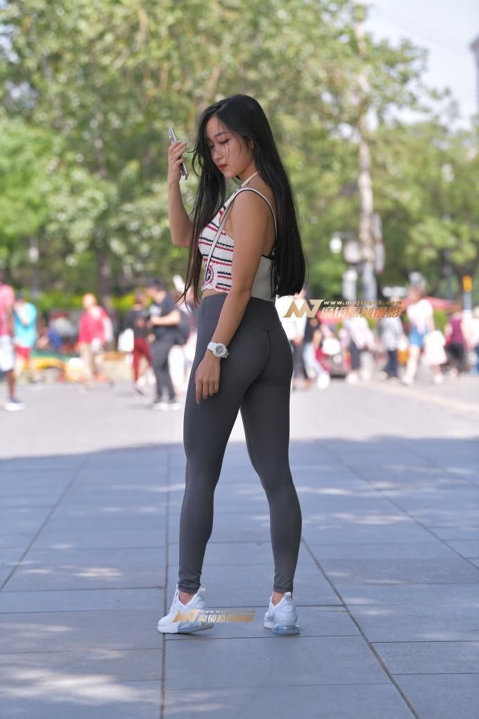 街拍:女神出没,注意你的小心脏,妖娆妩媚之外想不出更好的形容