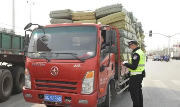  [道路交通]临沂公安交警开展清明节前货运车辆交通违法整治行动