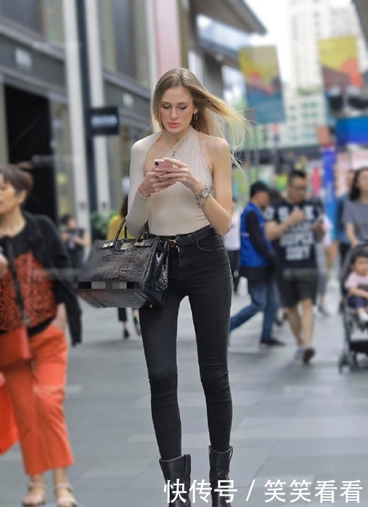  「度过」美女街拍小姐姐穿针织套装出街, 度过一个“温情”的秋天