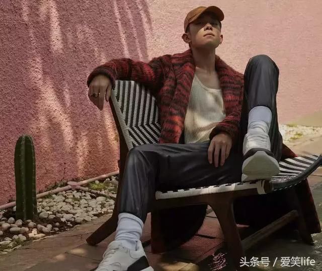 还没从易烊千玺的肱二头肌走出来，又掉进他深邃的眼睛里