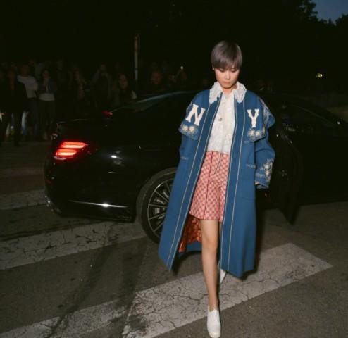 李宇春终于秀腿了，裤子越穿越短，网友：原来身材这么有料！