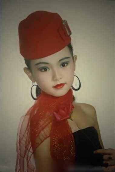 Angelababy童年照上热搜，这下真有人相信她没整容了