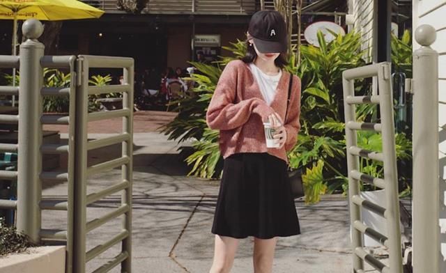  【芭比】想穿的出彩和Lisa学习下吧,彩色开衫配白T,不愧是人间芭比