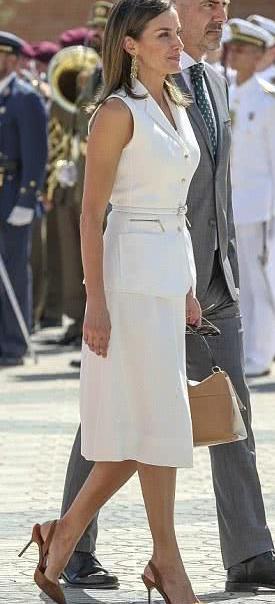 西班牙王后白色裙装亮相典礼气质完胜凯特，她才是凯特的时尚劲敌