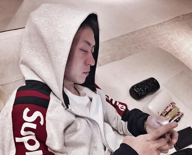 网游界最大神豪秦奋抽奖送奔驰汽车 引来近百