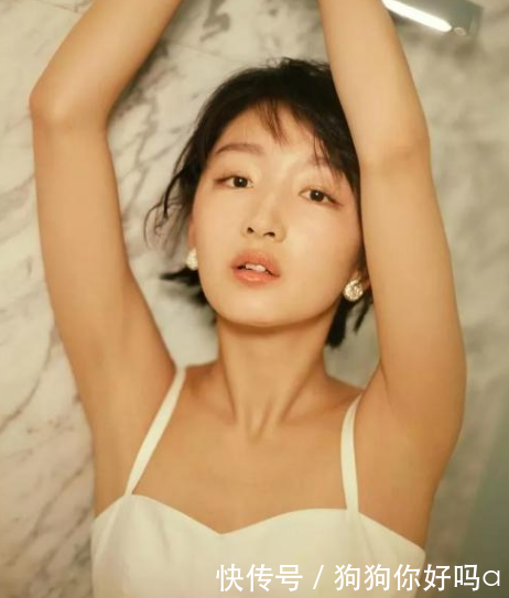 周冬雨长大了，裙子只用两根吊带撑着，网友：真大胆