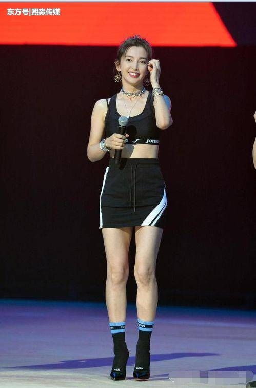 45岁李冰冰真敢穿!高跟鞋里面竟然穿袜子，网友:一般人穿不来