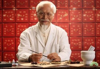 79岁的外婆告诉我:药店一不起眼药膏，擦一擦，皱纹眼袋都不见