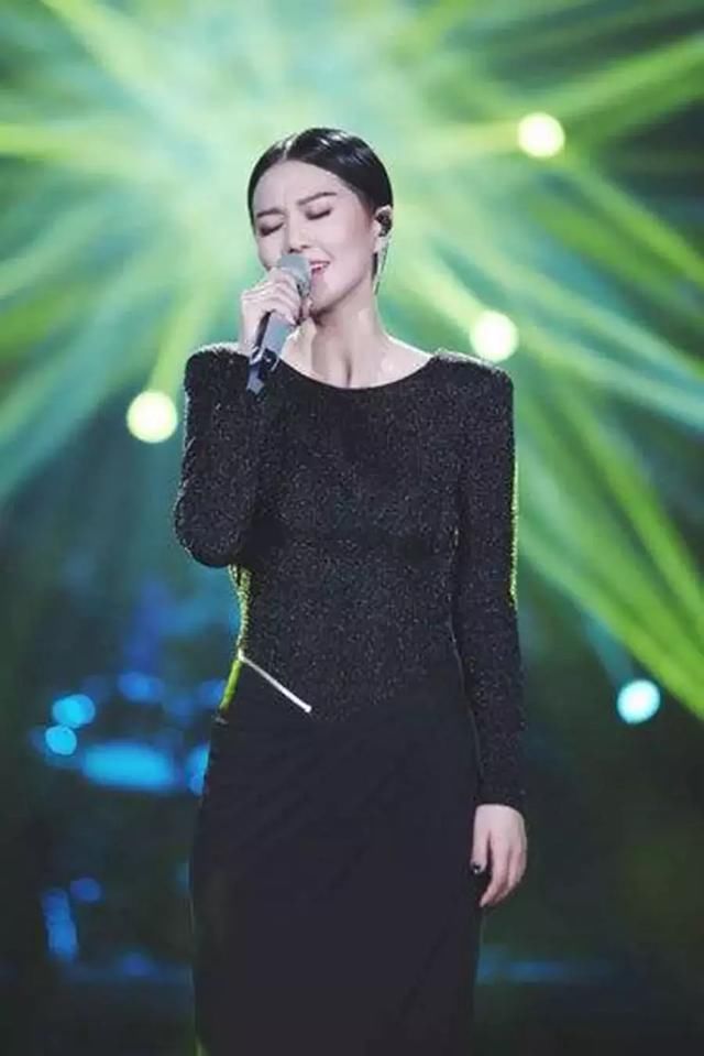 谭维维真会玩，黑丝袜上“贴满”了鲜花，网友:大开眼界